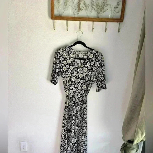 Chaus Dresses & Skirts - Vintage black dress with daisy detail and wrap to tie at waist in size large!
